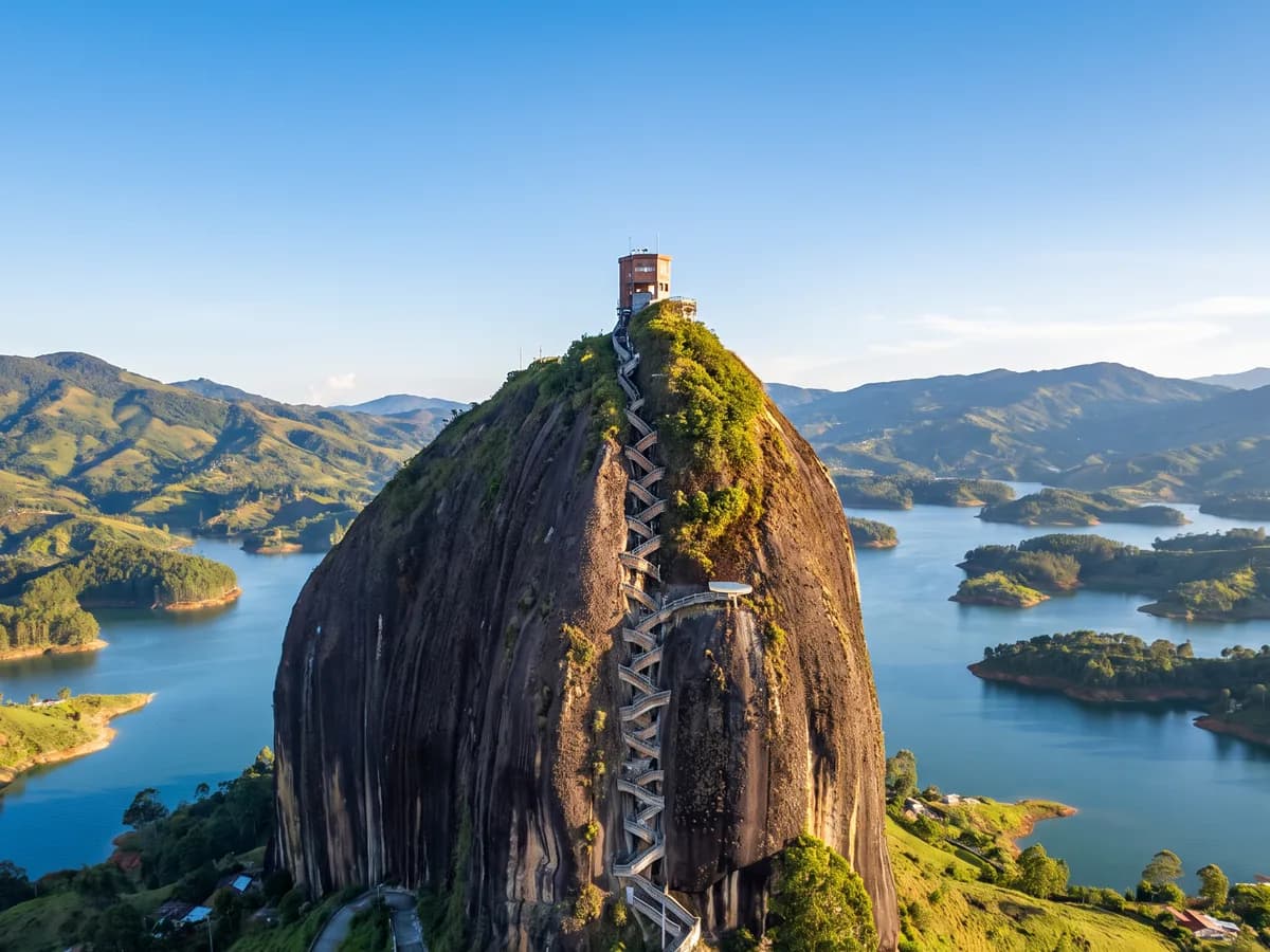 Luftaufnahme von La Piedra del Peñol mit Blick auf den Guatapé-Stausee und der kolumbianischen Flagge