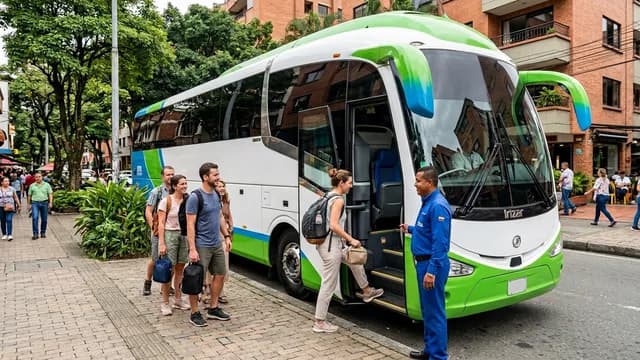 Moderner klimatisierter Reisebus für die Tagestour nach Guatapé